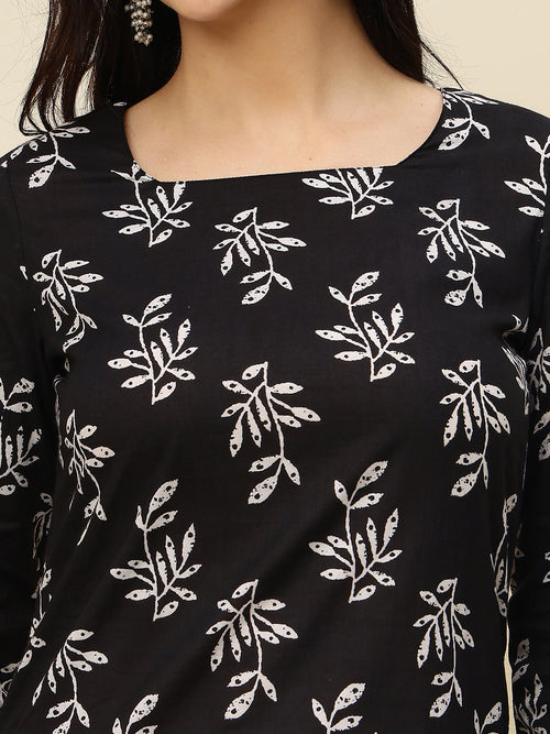 Black Leaf Printed  Lace-Up Back Pure Cotton Short Kurti