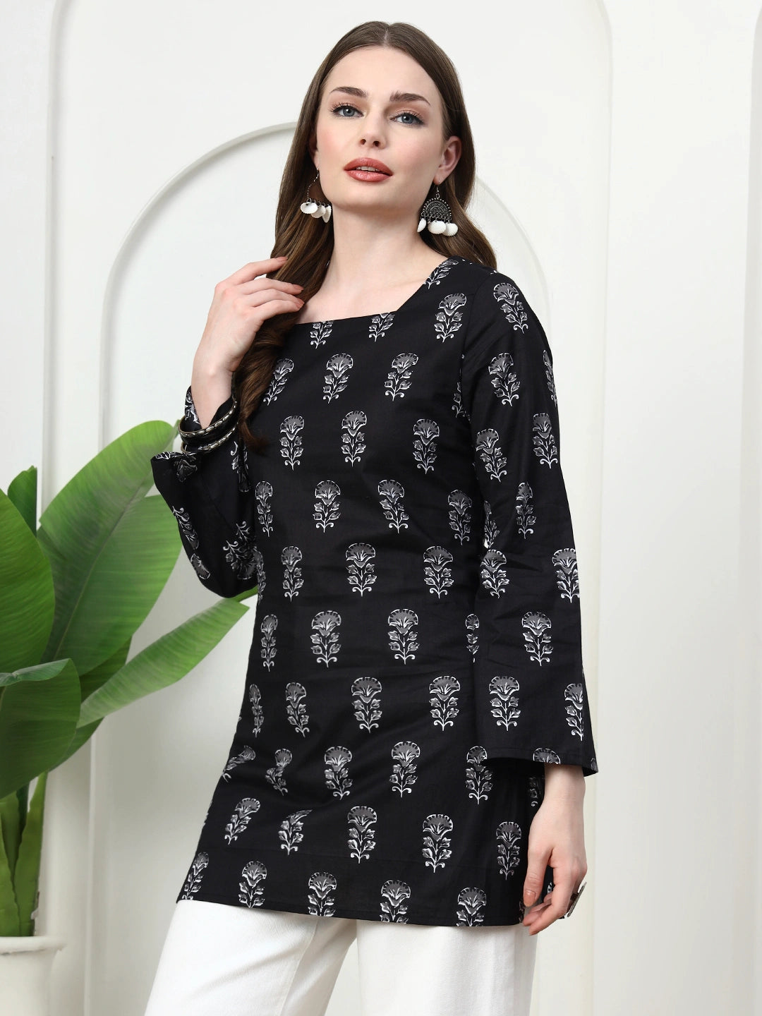 Black Buti Floral Printed  Lace-Up Back Pure Cotton Short Kurti